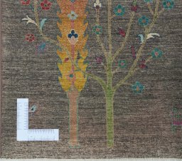 Corner detail of New Farahan rug showing border pattern and Wool pile
