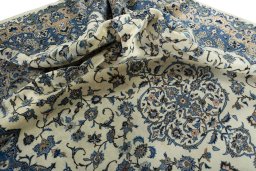 Surface texture of 2000s Kashan rug with natural Wool and intricate pattern