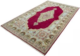 Corner detail of 1970s Kerman rug showing border pattern and Wool pile