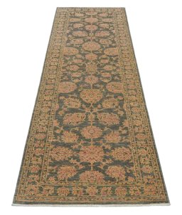 Surface texture of New Farahan rug with natural Wool and intricate pattern