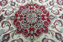Central medallion detail of 2000s Sarough rug from Iran / Persia