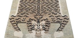 Surface texture of New Farahan rug with natural Wool and intricate pattern