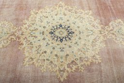Central medallion detail of 1950s Vintage rug from Pakistan