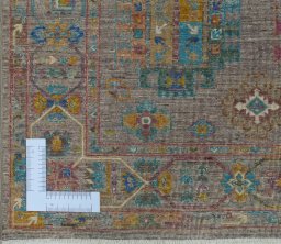 Corner detail of New Farahan rug showing border pattern and Wool pile