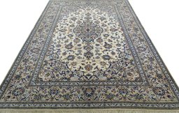 Surface texture of 2000s Kashan rug with natural Wool and intricate pattern