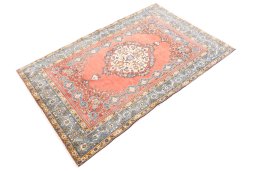 Corner detail of 1970s Ghom rug showing border pattern and Wool pile