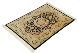 Corner detail of New Ghom rug showing border pattern and Silk pile