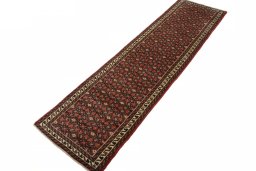 Corner detail of 2000s Hoseinabad rug showing border pattern and Wool pile