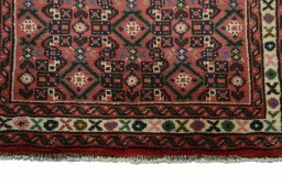 Central medallion detail of 2000s Hoseinabad rug from Iran / Persia