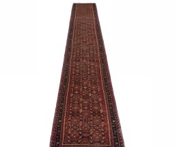 Surface texture of New Hoseinabad rug with natural Wool and intricate pattern