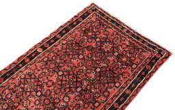 Surface texture of 1990s Hoseinabad rug with natural Wool and intricate pattern