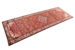 Corner detail of 1975s Hoseinabad rug showing border pattern and Wool pile