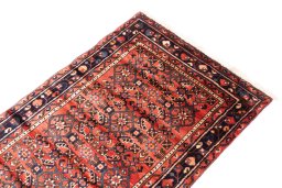 Surface texture of 1975s Hoseinabad rug with natural Wool and intricate pattern