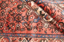 Corner detail of 1997s Hoseinabad rug showing border pattern and Wool pile