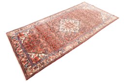 Corner detail of 1997s Hoseinabad rug showing border pattern and Wool pile