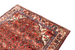 Surface texture of 1997s Hoseinabad rug with natural Wool and intricate pattern