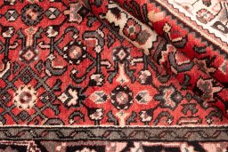 Corner detail of 1970s Hoseinabad rug showing border pattern and Wool pile