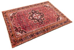 Corner detail of 1980s Hoseinabad rug showing border pattern and Wool pile
