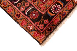 Central medallion detail of 1980s Hoseinabad rug from Iran / Persia