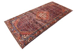 Close-up detail of 1974s Hoseinabad rug from Iran / Persia showing Wool weave