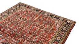 Surface texture of 1990s Hoseinabad rug with natural Wool and intricate pattern
