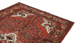 Surface texture of 2000s Hoseinabad rug with natural Wool and intricate pattern