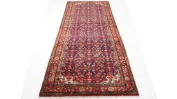 Corner detail of 2000s Hoseinabad rug showing border pattern and Wool pile