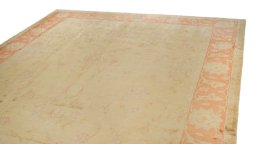 Surface texture of New Isfahan rug with natural Wool and intricate pattern