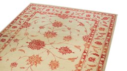 Surface texture of New Isfahan rug with natural Wool and intricate pattern