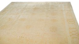 Surface texture of New Isfahan rug with natural Wool and intricate pattern