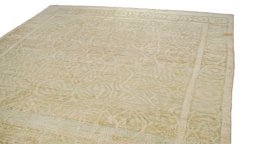 Surface texture of New Isfahan rug with natural Wool and intricate pattern
