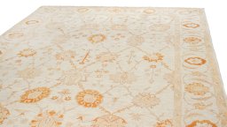 Surface texture of New Isfahan rug with natural Wool and intricate pattern