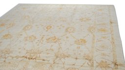 Surface texture of New Isfahan rug with natural Wool and intricate pattern