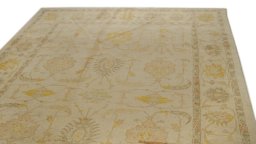 Surface texture of New Isfahan rug with natural Wool and intricate pattern