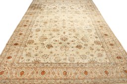 Surface texture of 1950s Kashan rug with natural Wool and intricate pattern