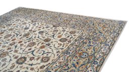 Full view of New Kashan rug from Iran / Persia, 503 × 330 cm in Cream tones