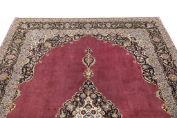 Surface texture of 1980s Kashan rug with natural Wool and intricate pattern