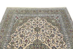 Surface texture of 1990s Kashan rug with natural Wool and intricate pattern