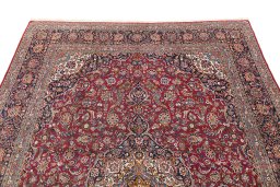 Surface texture of 1950s Kashan rug with natural Wool and intricate pattern