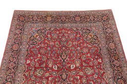 Surface texture of 1950s Kashan rug with natural Wool and intricate pattern