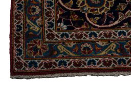 Surface texture of 2000s Kashan rug with natural Wool and intricate pattern