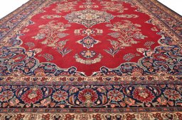 Corner detail of 1930s Kashan rug showing border pattern and Wool pile