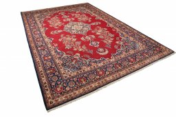 Corner detail of 1930s Kashan rug showing border pattern and Wool pile