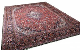 Corner detail of 1930s Kashan rug showing border pattern and Wool pile