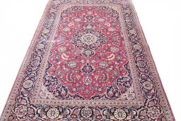 Surface texture of 1930s Kashan rug with natural Wool and intricate pattern