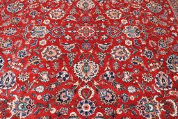 Full view of 1930s Kashan rug from Iran / Persia, 435 × 298 cm in Red tones