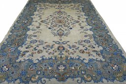 Surface texture of 2000s Kashan rug with natural Wool and intricate pattern
