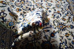 Surface texture of 2000s Kashan rug with natural Wool and intricate pattern