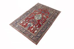 Corner detail of 1930s Kashan rug showing border pattern and Wool pile