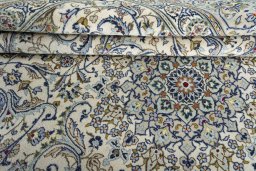 Surface texture of 2000s Kashan rug with natural Wool and intricate pattern